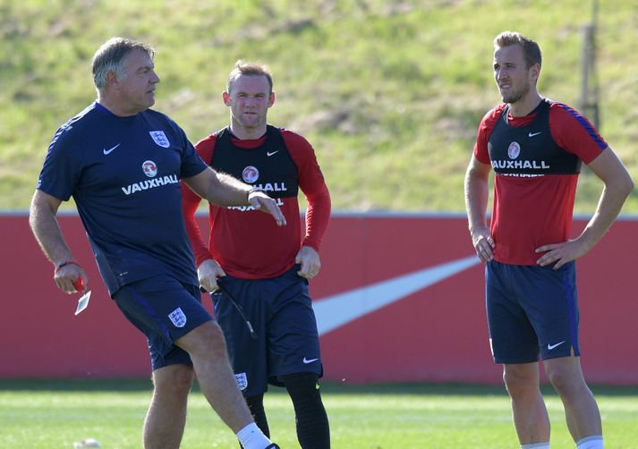 Allardyce sýnir Rooney og Kane hvernig á að sparka í bolta.