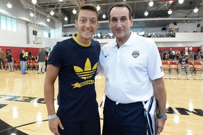 Özil ásamt Mike Krzyzewski, þjálfara bandaríska landsliðsins.