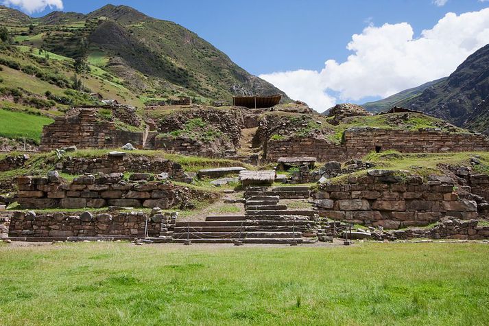 Chavín de Huantar-hofið í hlíðum Andesfjalla í Perú.