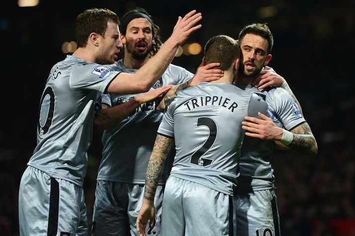 Burnley-menn fagna í silfraða búningnum.