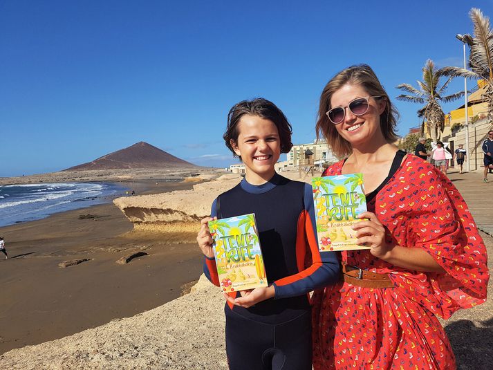 Mæðgurnar Ragnheiður Inga og Snæfríður í bænum El Médano á Tenerife. Ragnheiður Inga er í blautbúningi á leið í sörfskólann.