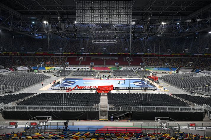 Hér má sjá handboltavöllinn vera kominn inn í Merkur Spiel-Arena.