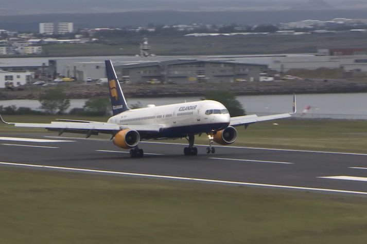 Boeing 757 þota Icelandair lendir á Reykjavíkurflugvelli síðdegis. Hún var að koma frá Keflavík úr millilandaflugi til að reyna að bjarga málum í innanlandsfluginu.