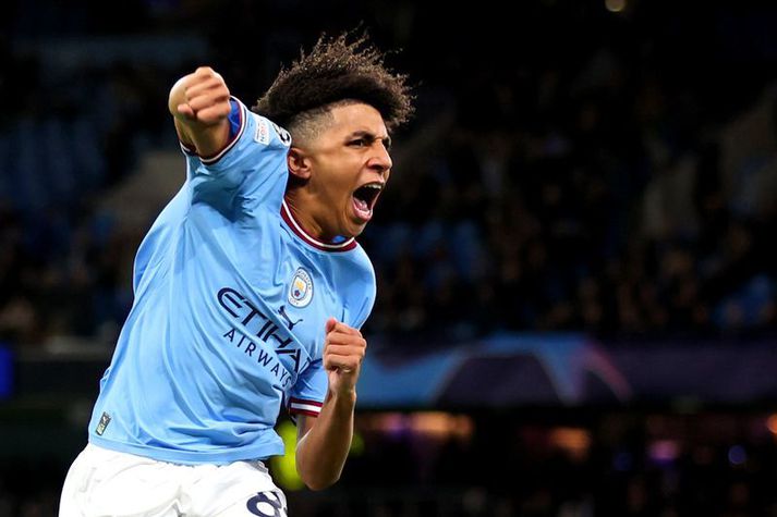 Rico Lewis fagnar marki sínu fyrir Manchester City á móti Sevilla í Meistaradeildinni í gær.