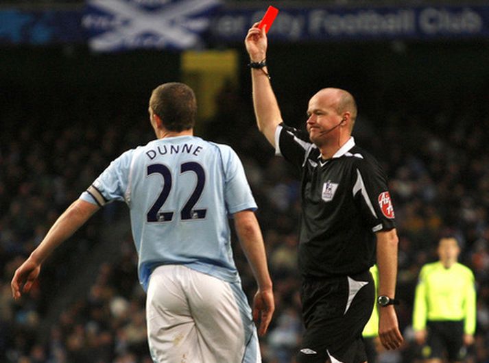 Richard Dunne fær að líta rauða spjaldið í dag.