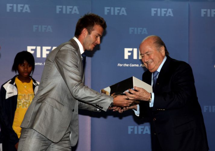 David Beckham afhendir Sepp Blatter framboð enska sambandsins um að fá að halda HM 2018. Það vita allir hvernig það fór.