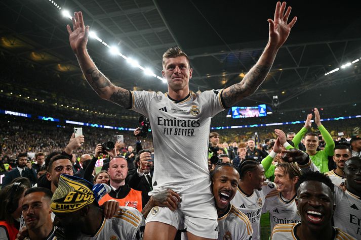 Samherjar Tonis Kroos fagna honum eftir úrslitaleik Meistaradeildar Evrópu sem var jafnframt síðasti leikur hans fyrir Real Madrid.