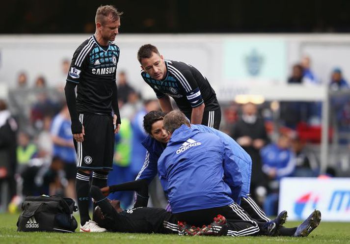 Hugað að meiðslum Ramires á Loftus Road í gær.