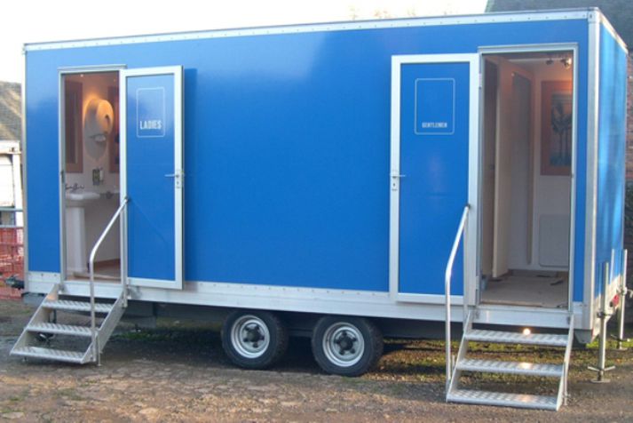 Ferðaklósett. Maðurinn faldi sig í rotþrónni.