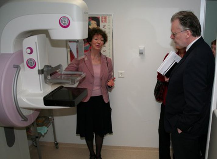 Guðrún Agnarsdóttir, forstjóri Krabbameinsfélags Íslands, og Ögmundur Jónasson heilbrigðisráðherra við hið nýja brjóstamyndatæki sem KÍ á en er starfrækt á Sjúkrahúsinu á Akureyri.