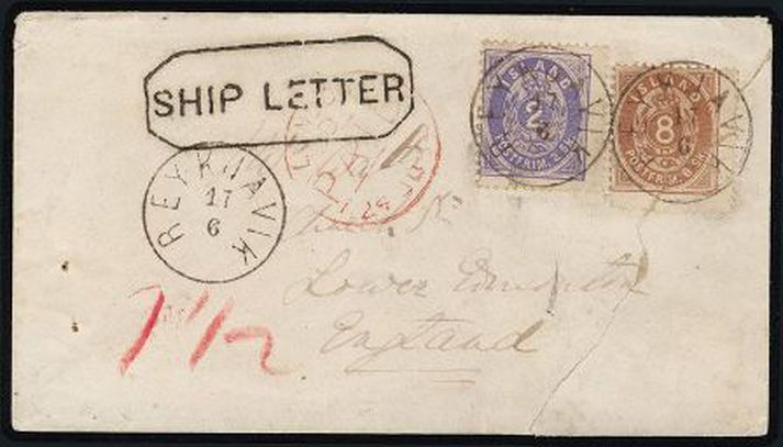 Skildingaumslagið. Á því eru tvö frímerki, tveggja skildinga og átta skildinga.