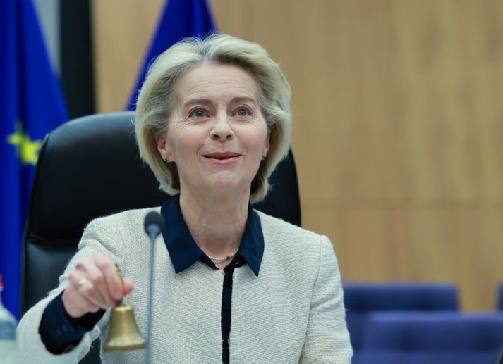 Ursula von der Leyen, forseti framkvæmdastjórnar Evrópusambandsins, hringir bjöllu við upphaf fundar hennar. Stjórnin hóf verndaraðgerðir fyrir evrópska járnblendiframleiðslu í dag.