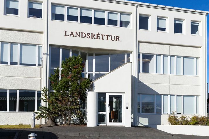 Brotin áttu sér stað á nokkura ára tímabili frá því að stúlkan var þrettán ára gömul.
