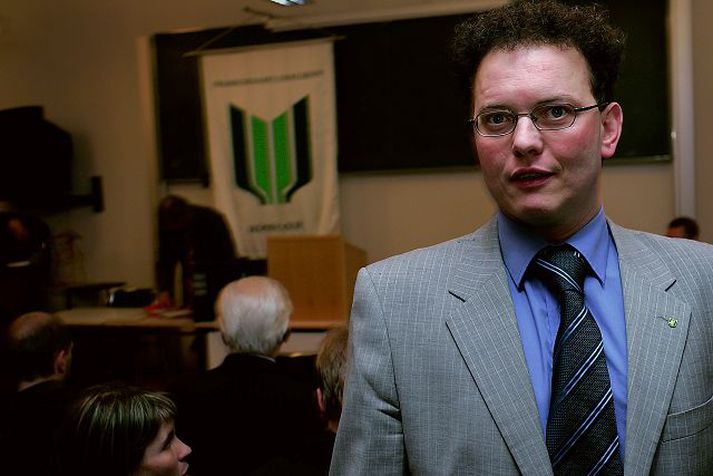 Ómar Stefánsson Forseti bæjarráðs Kópavogsbæjar segir hugað að dagvistunarmálum níu til átján mánaða barna. Lausnin verði kynnt í haust eða um áramótin.