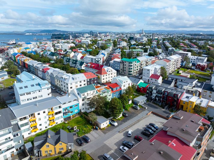 Ekki liggur fyrir í hvaða fjölbýlishúsi mennirnir voru í. Myndin er af Vesturbæ Reykjavíkur. 