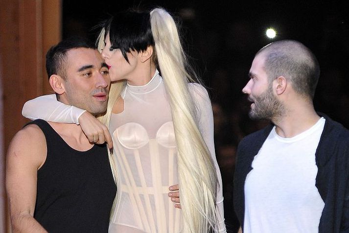 Knúsaður af Gaga Nicola Formichetti er maðurinn á bak við frumlega búninga tónlistarkonunnar Lady Gaga og ber samstarfinu við CCP vel söguna í heimildarmyndinni.