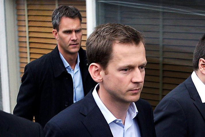 Hörður Felix Harðarson, hrl., sést hér að baki Hreiðari Má Sigurðssyni, fyrrverandi forstjóra Kaupþings, þegar hann var að koma út úr yfirheyrslum hjá embætti sérstaks saksóknara.