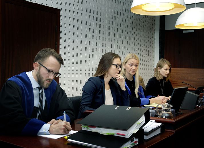 Arnþrúður Þórarinsdóttir saksóknari er hér fyrir miðri mynd.