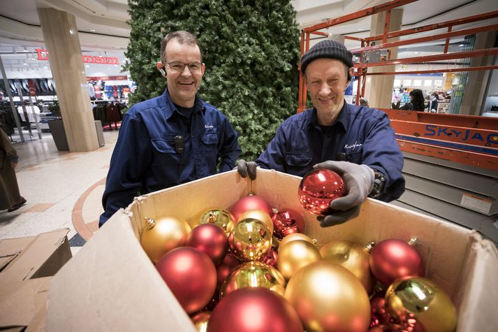 Óhemju mikið af jólaskrauti beið þeirra félaga Eriks og Guðjóns í ótal kössum við jólatréð. 