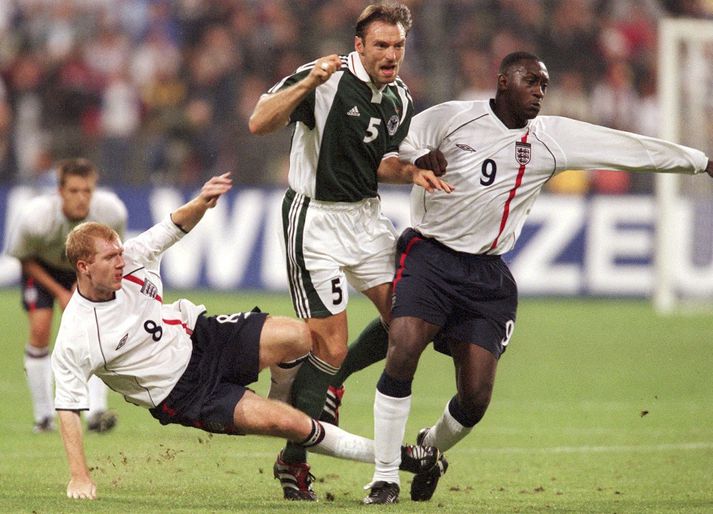 Scholes lætur hér Jens Nowotny finna fyrir því.