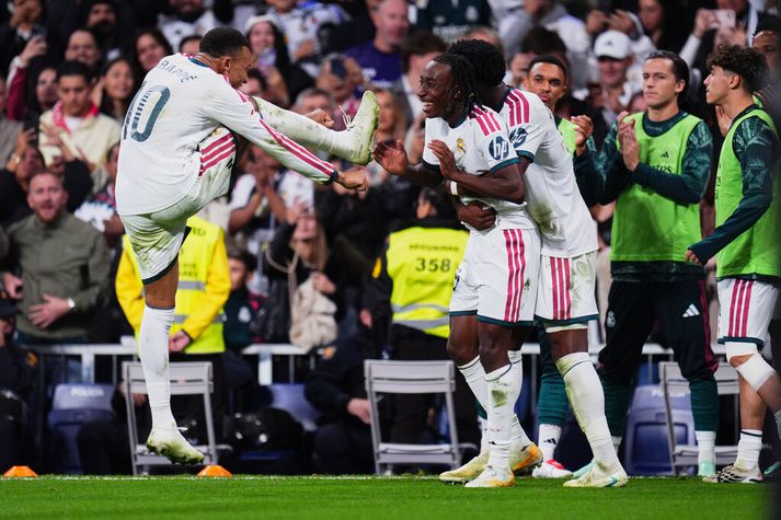 Kylian Mbappe fagnar hér markaskoraranum Yan Diomande eftir hið frábæra fjórða mark Real Madrid í kvöld.