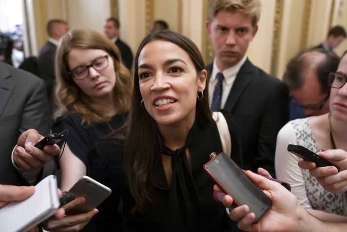 Ocasio-Cortez er fædd í Bandaríkjunum og er ættuð frá Púertó Ríkó sem er bandarískt landsvæði. Hún var ein þingkvennanna sem Trump sagði að fara til síns heima.