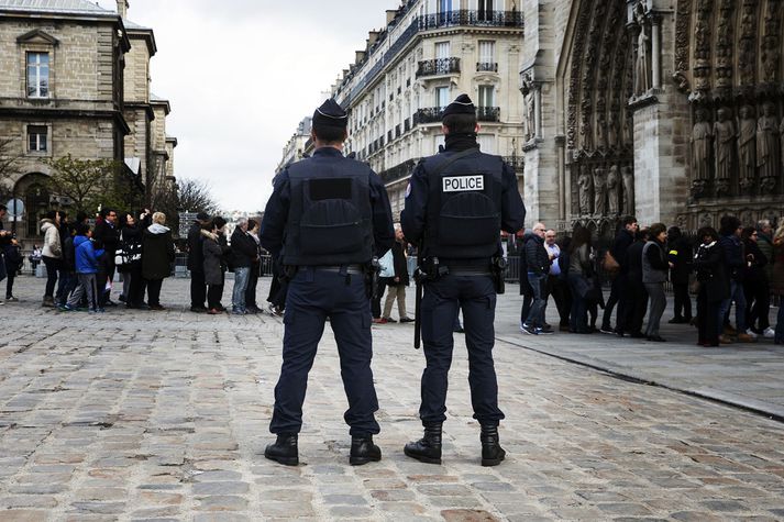 Öryggisgæsla hefur verið mikil í París frá hryðjuverkaárásunum þar í nóvember.