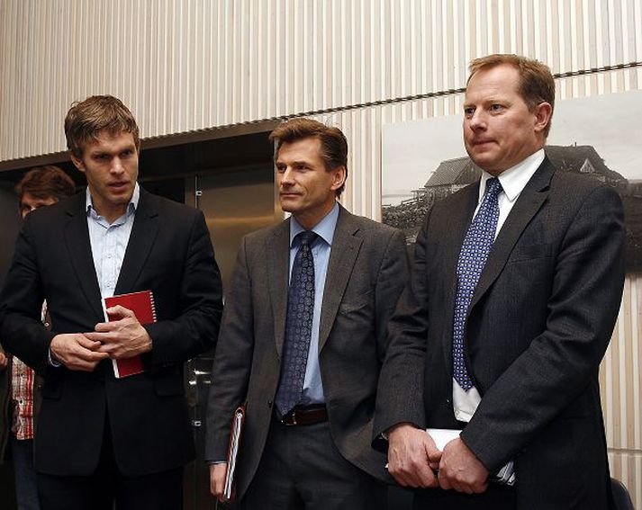 Rétt fyrir fund Ingólfur Bender, forstöðumaður Greiningar Íslandsbanka, tekur tali Arnór Sighvatsson aðstoðarseðlabankastjóra og Svein Harald Øygard seðlabankastjóra rétt fyrir kynningarfund vegna stýrivaxtaákvörðunar í gær. 