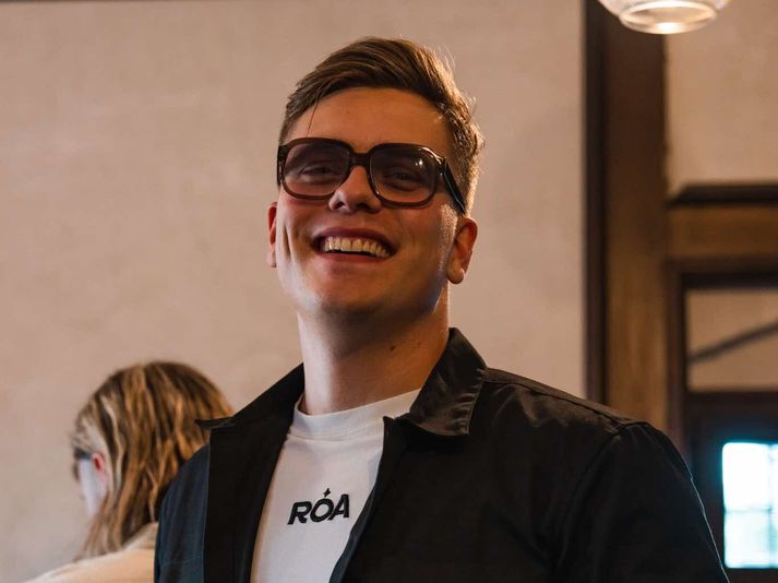 Aron Mola skaust upp á stjörnuhimininn árið 2015 á samfélagsmiðlinum Snapchat.