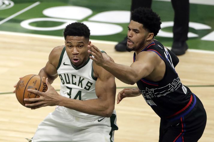 Giannis Antetokounmpo leiddi Milwaukee Bucks til sigurs á toppliði Austurdeildarinnar, Philadelphia 76ers.