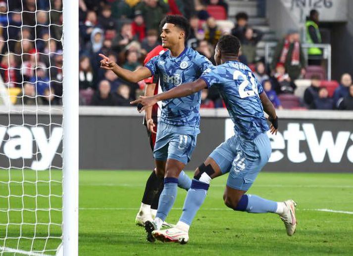 Ollie Watkins skoraði sigurmarkið fyrir Aston Villa og fagnaði með því að benda á einn stuðningsmann Brentford sem hafði angrað hann allan leikinn