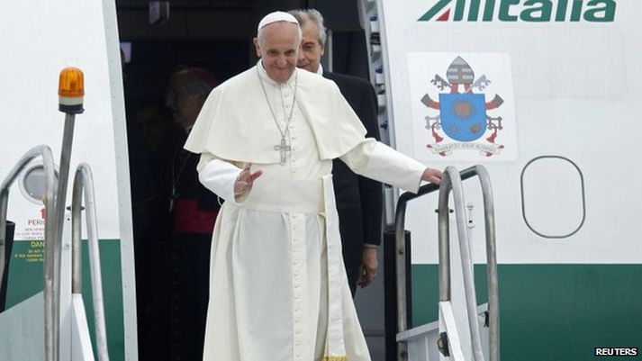 Páfinn stígur út úr flugvél Alitalia við komuna til Ríó.
