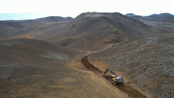 Grafa frá Gísla Grétari Sigurðssyni mótaði göngustíginn um gilið í gær. Borgarfjall fyrir miðri mynd. Nátthagi til vinstri. Nátthagakriki er hins vegar hægra megin undir Borgarfjalli. Efst til hægri sést í Suðurstrandarveg þar sem upphaf gönguleiðarinnar er núna. 