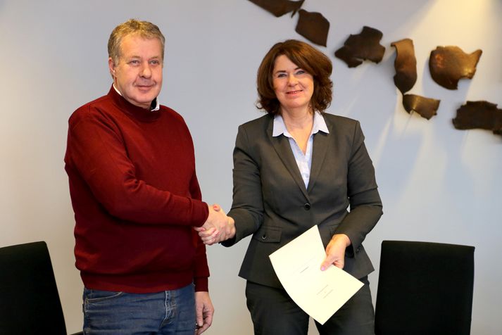 Gunnlaugur Kristjánsson stjórnarformaður Sementsverksmiðjunar og Regína Ásvaldsdóttir bæjarstjóri Akraness.