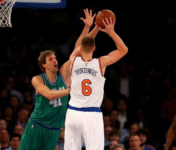 Nowitzki reynir að verjast Porzingis í Madison Square Garden í nótt.