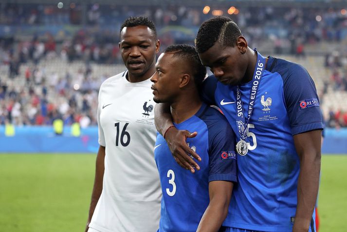 Patrice Evra og Paul Pogba eftir úrslitaleik EM síðasta sumar.