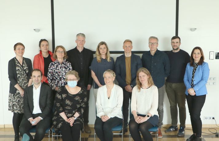 Styrkþegarnir stilltu sér upp á hópmynd í húsi Krabbameinsfélagsins Skógarhlíð í dag ásamt Sigríði Gunnarsdóttur, formanni stjórnar Vísindasjóðs.