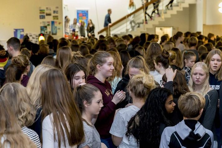 Nemendur í Hagaskóla söfnuðu 2,4 milljónum króna í góðgerðarviku á dögunum. Ágóðinn rann til sýrlenskra flóttamanna sem von er á til Íslands og samtakanna Útmeða, stuðningshóp sem fyrirbyggir sjálfsvíg ungmenna.