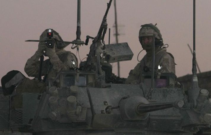 Kanadískir hermenn á vettvangi bílsprengjuárásar í Kandahar í gær þar sem 37 manns létust.