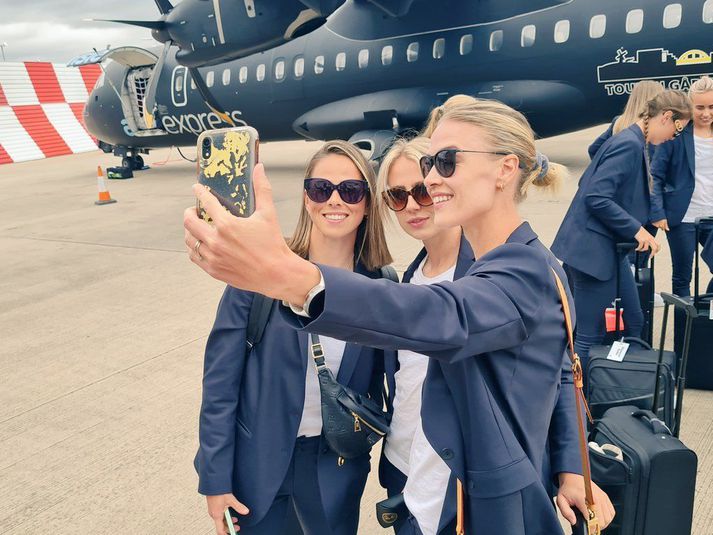 Dagný Brynjarsdóttir, Elín Metta Jensen og Sara Björk Gunnarsdóttir voru hressar á flugvellinum. 