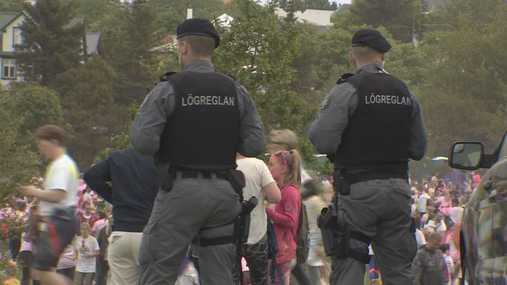 Vopnaðir sérsveitarmenn að störfum í Color Run í miðbænum í gær.