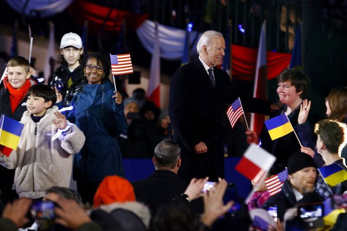 Þúsundir mann fylgdust með ræðu Joe Biden í Varsjá í dag þar sem hann sagði grimmd einræðisins aldrei geta sigrað þá sem elskuðu frelsið.