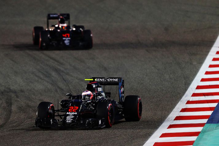 Jenson Button og Stoffel Vandoorne á brautinni í Bahrein.