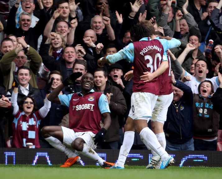 Liðsmenn West Ham fagna marki Demba Ba.