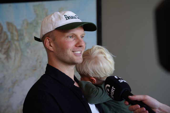 Emil Ásmundsson ásamt syni sínum.