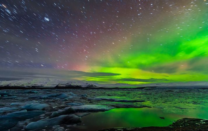 Farþegar minnst tveggja flugvéla fengu að sjá mikið sjónarspil í gær. Myndin tengist fréttinni ekki beint.