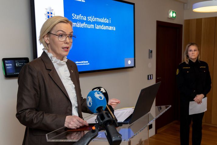 Guðrún Hafsteinsdóttir dómsmálaráðherra sagði 220 einstaklinga í ólöglegri dvöl á landinu.