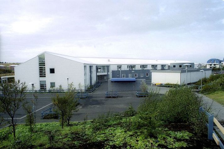 Átakanleg saga Birkis Emils var sögð í kvöldfréttum Stöðvar 2 í síðustu viku en hann er í Setbergsskóla í Hafnarfirði. Fræðsluráð hefur í kjölfarið óskað eftir upplýsingum um eineltisumfang í bænum og viðbrögð við eineltismálum.