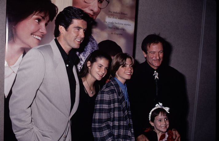 Perce Brosnan, Lisa Jakub, Matthew Lawrence, Robin Williams og Mara Wilson á frumsýningu myndarinnar árið 1993.