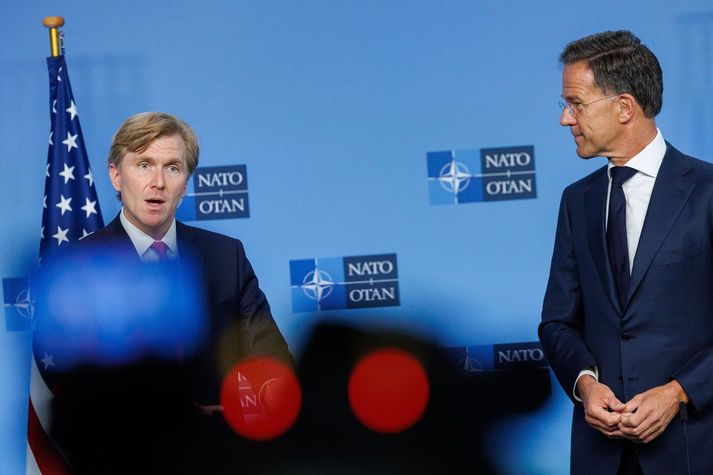 Elbridge Colby, stefnumálastjóri varnarmálaráðuneytis Bandaríkjanna, og Mark Rutte, framkvæmdastjóri NATO. Colby hefur tekið stóran þátt í endurskoðun Bandaríkjamanna á viðveru bandarískra hermanna í Evrópu.